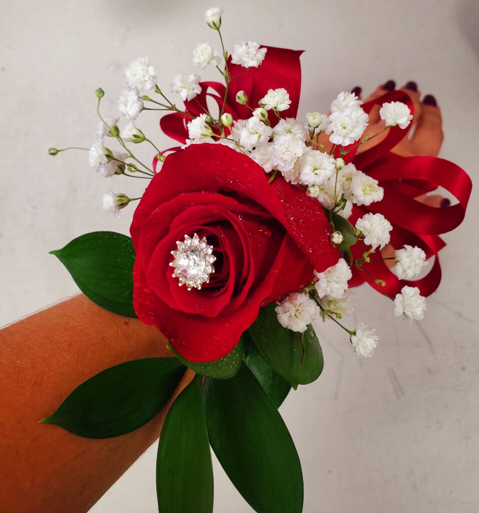 Red- Roses- with- Baby-Breath- Corsage