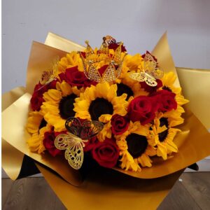 Ramo Buchon Beautiful-Sunflowers-and-Red-Roses-Bouquet-Decorated-with-Butterflies-and-a-Golden-Crown