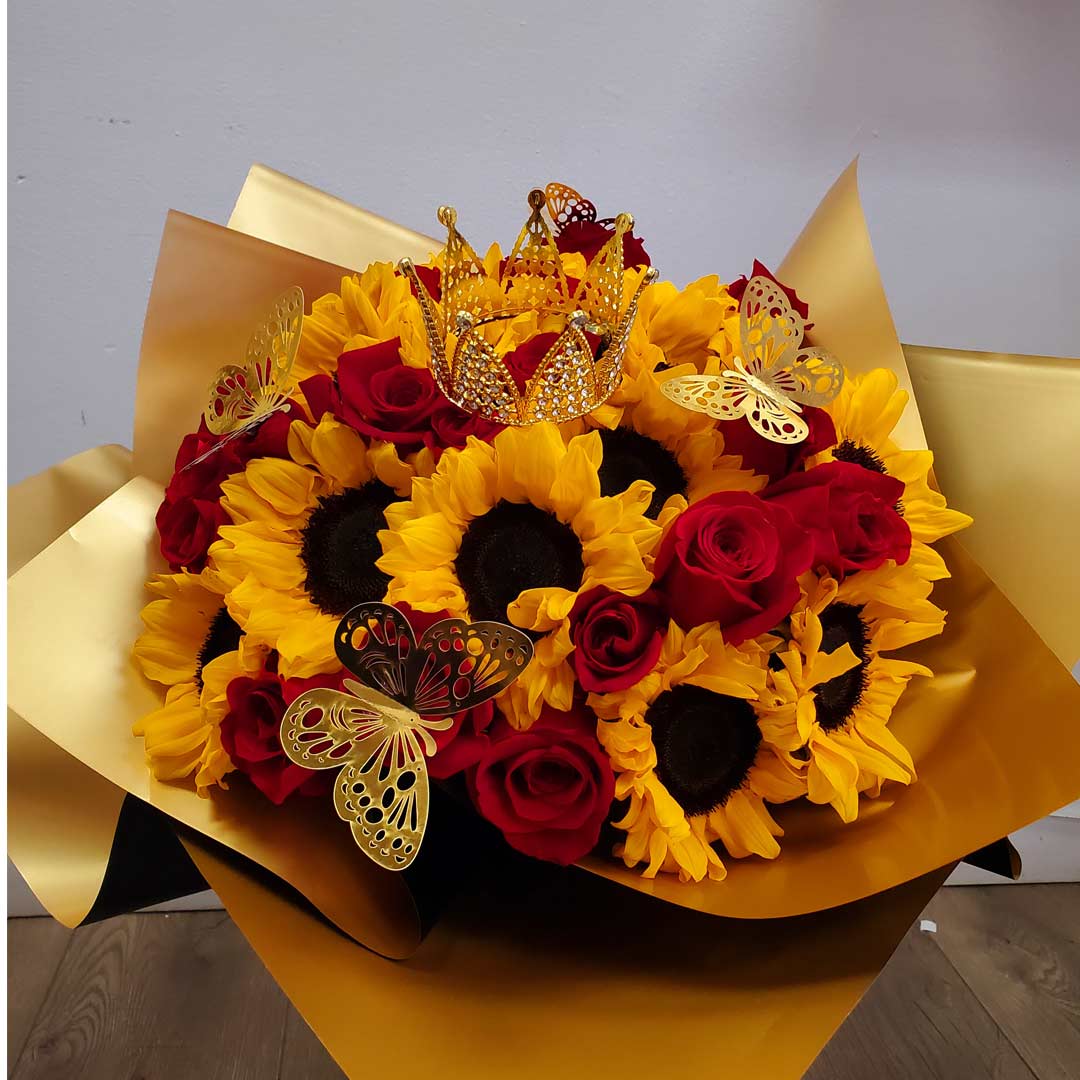 Ramo Buchon Beautiful-Sunflowers-and-Red-Roses-Bouquet-Decorated-with ...