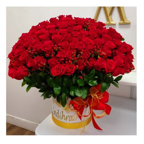 Bouquet-of-a-Hundred-Red-Roses-in-a-personalized-vase