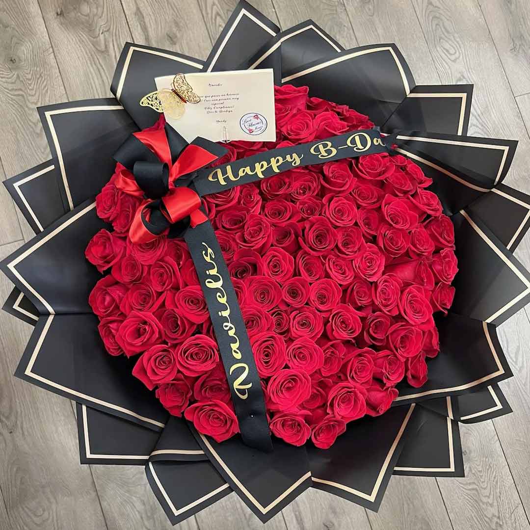 Ramo Buchón de 100 Rosas Rojas con Corona: Donde el amor florece